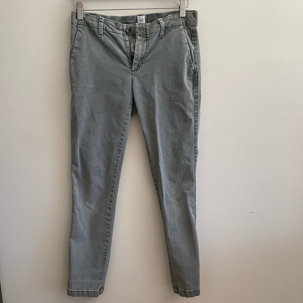 GAP khaki girlfriend chino in Size 00